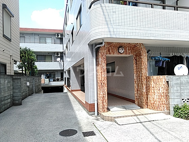 26/30 エントランス