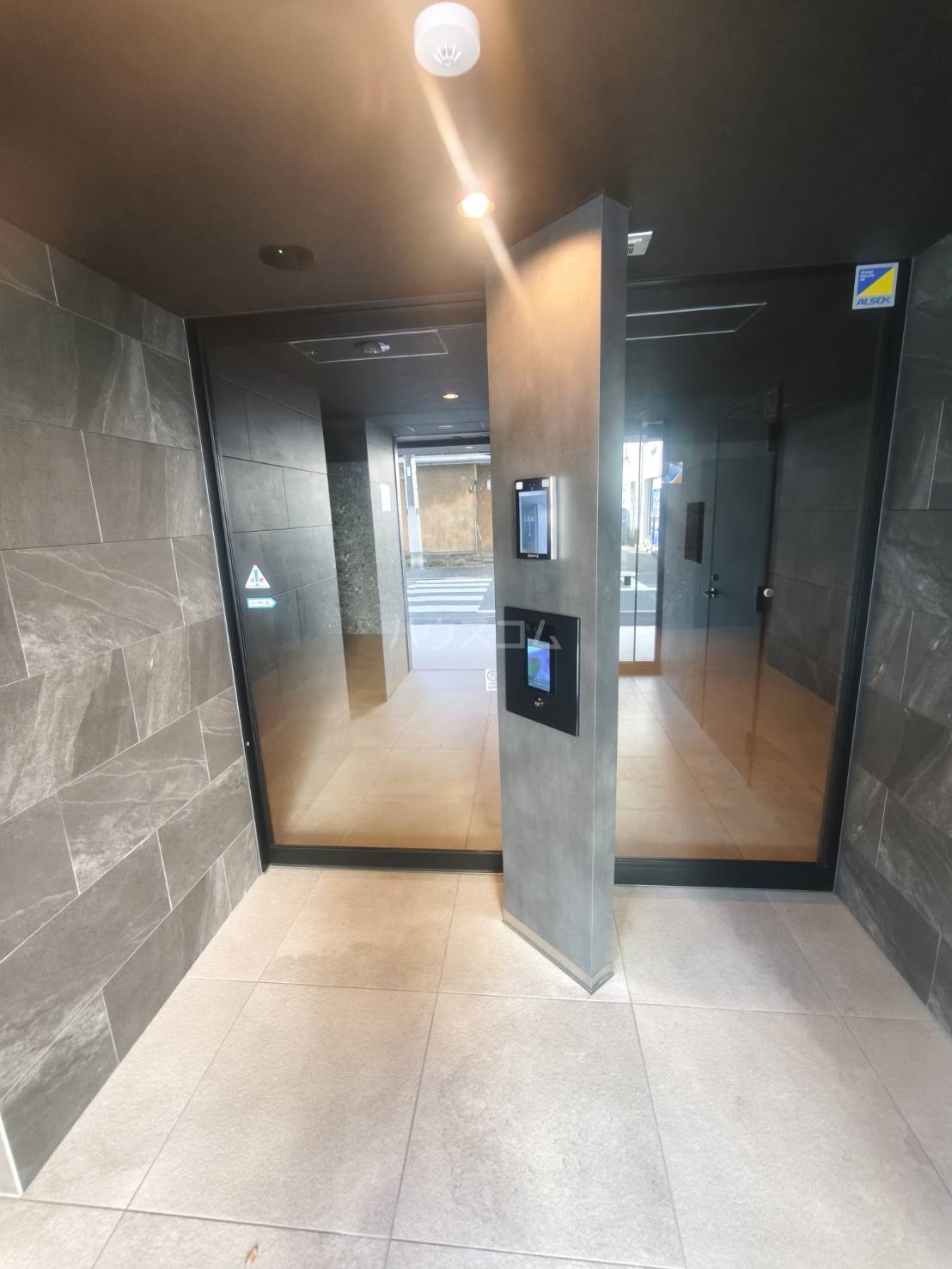 25/30 エントランス