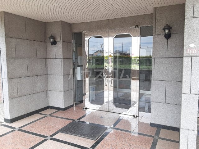 28/30 エントランス