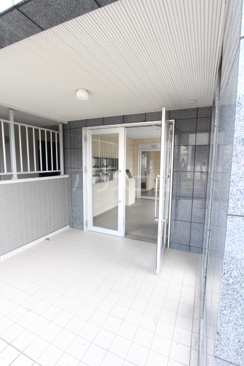 27/30 エントランス