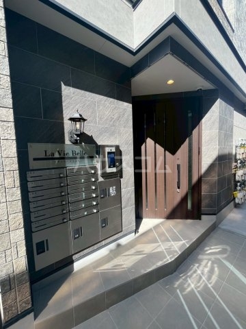 18/23 エントランス