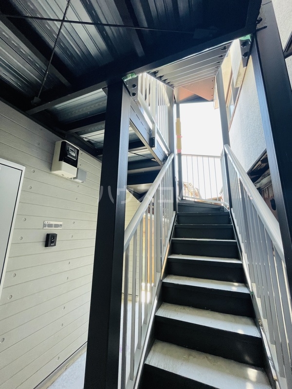 23/27 エントランス