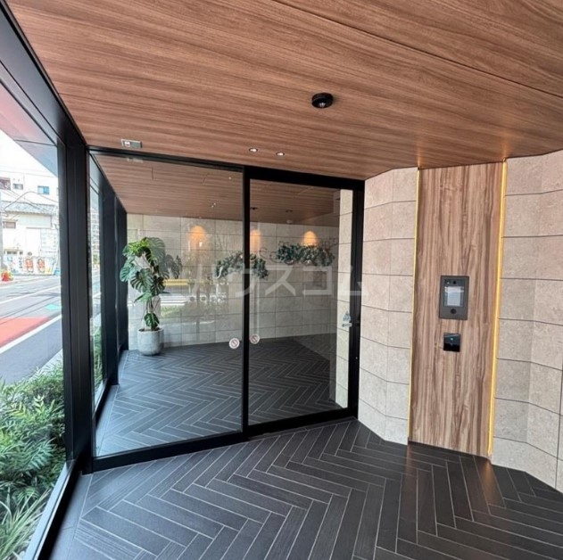 13/14 エントランス