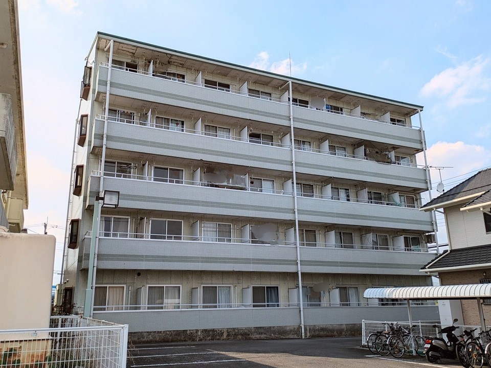 プライドタワーの外観