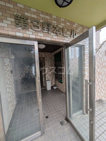 28/30 エントランス