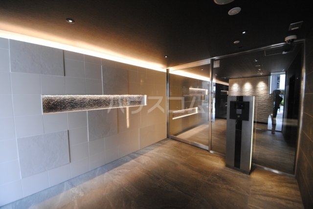 27/30 エントランス