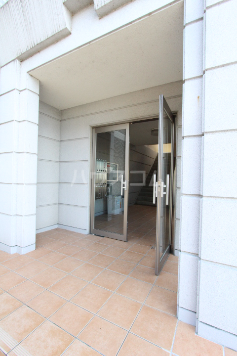 28/30 エントランス