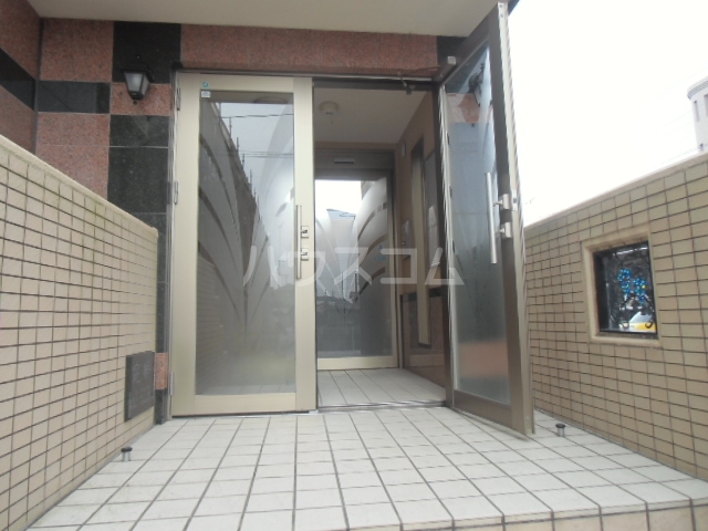 16/21 エントランス