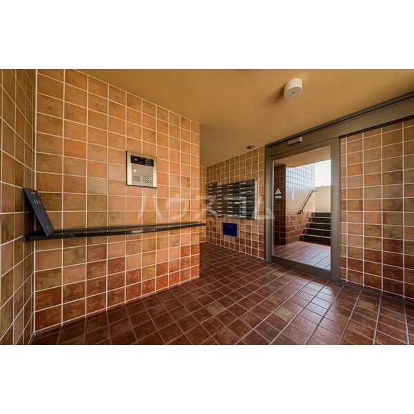 24/30 エントランス