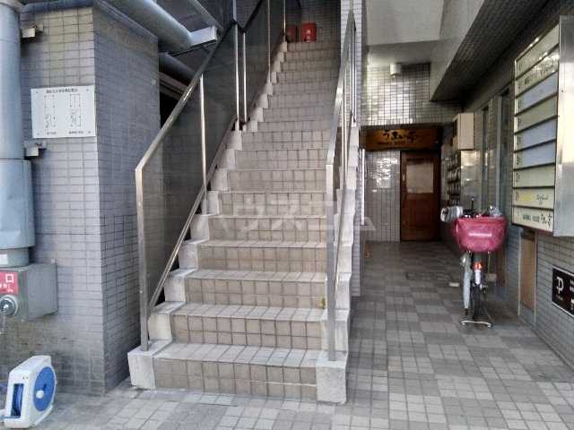 16/23 エントランス