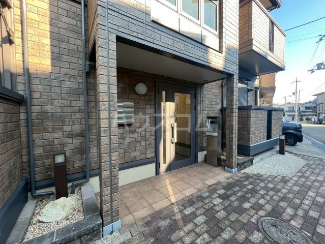 23/27 エントランス