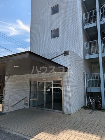 23/27 エントランス