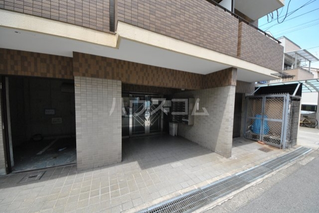 18/28 エントランス