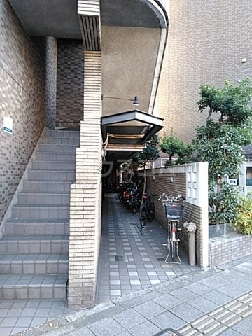 28/30 エントランス