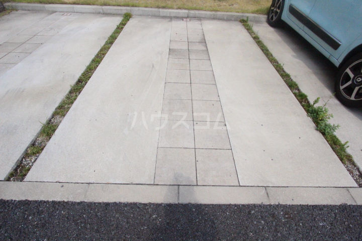 27/30 駐車場