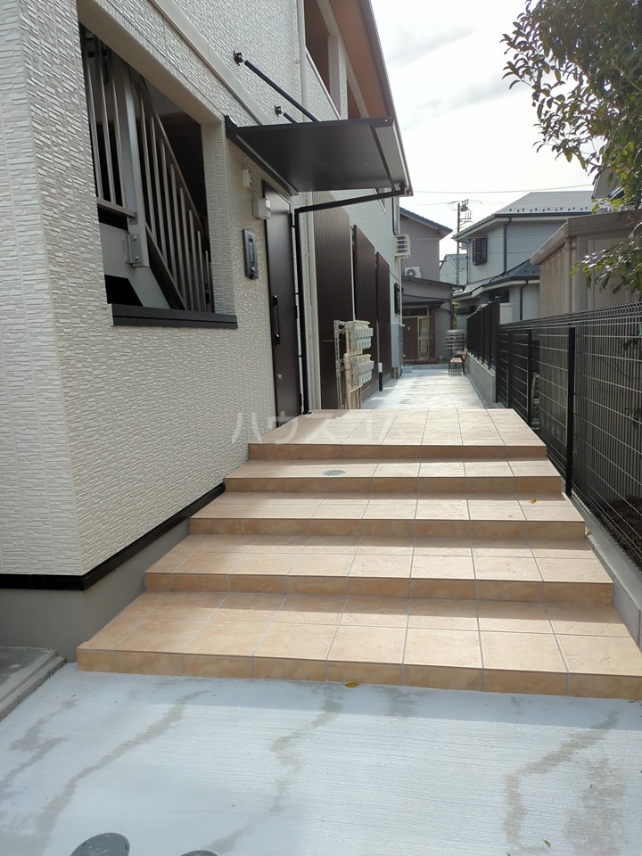 27/30 エントランス