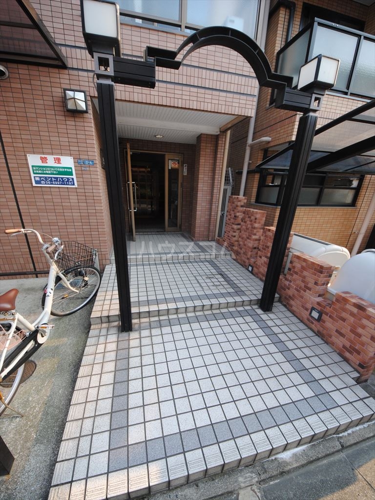 18/27 エントランス