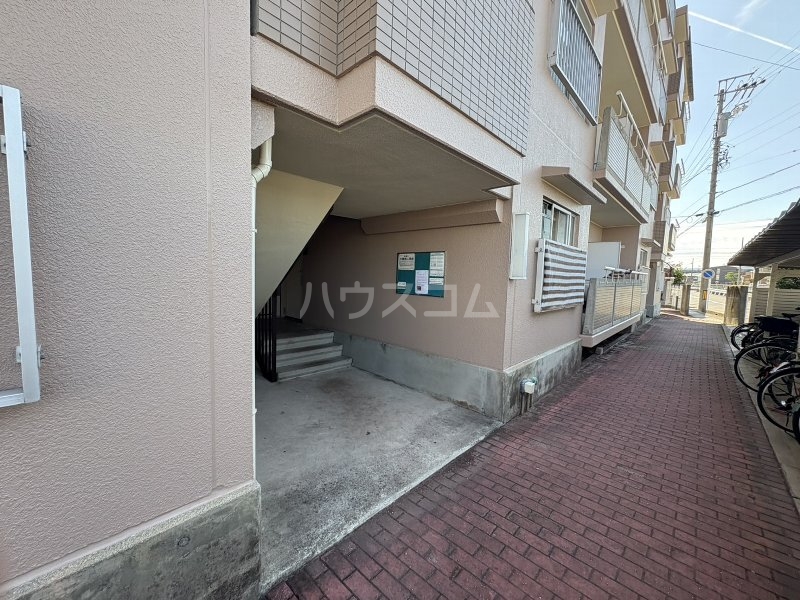 19/27 エントランス