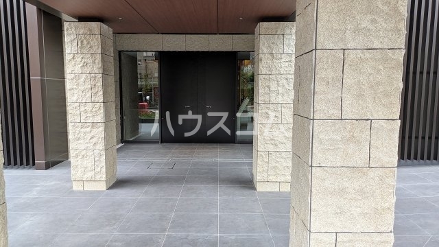 16/23 エントランス