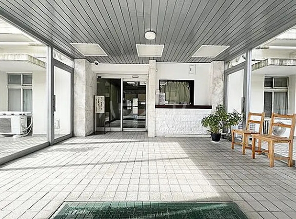 19/30 エントランス