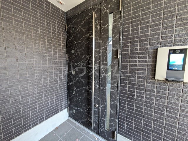 26/30 エントランス