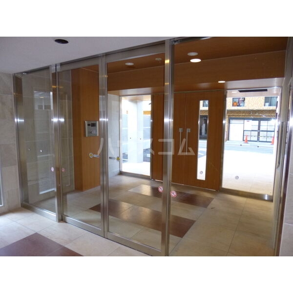 18/27 エントランス