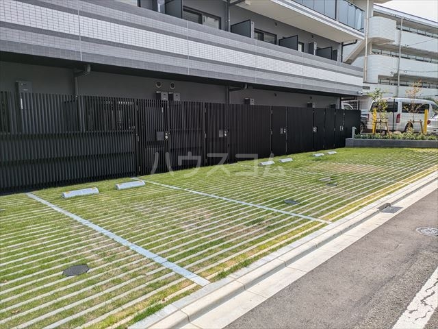 27/30 駐車場