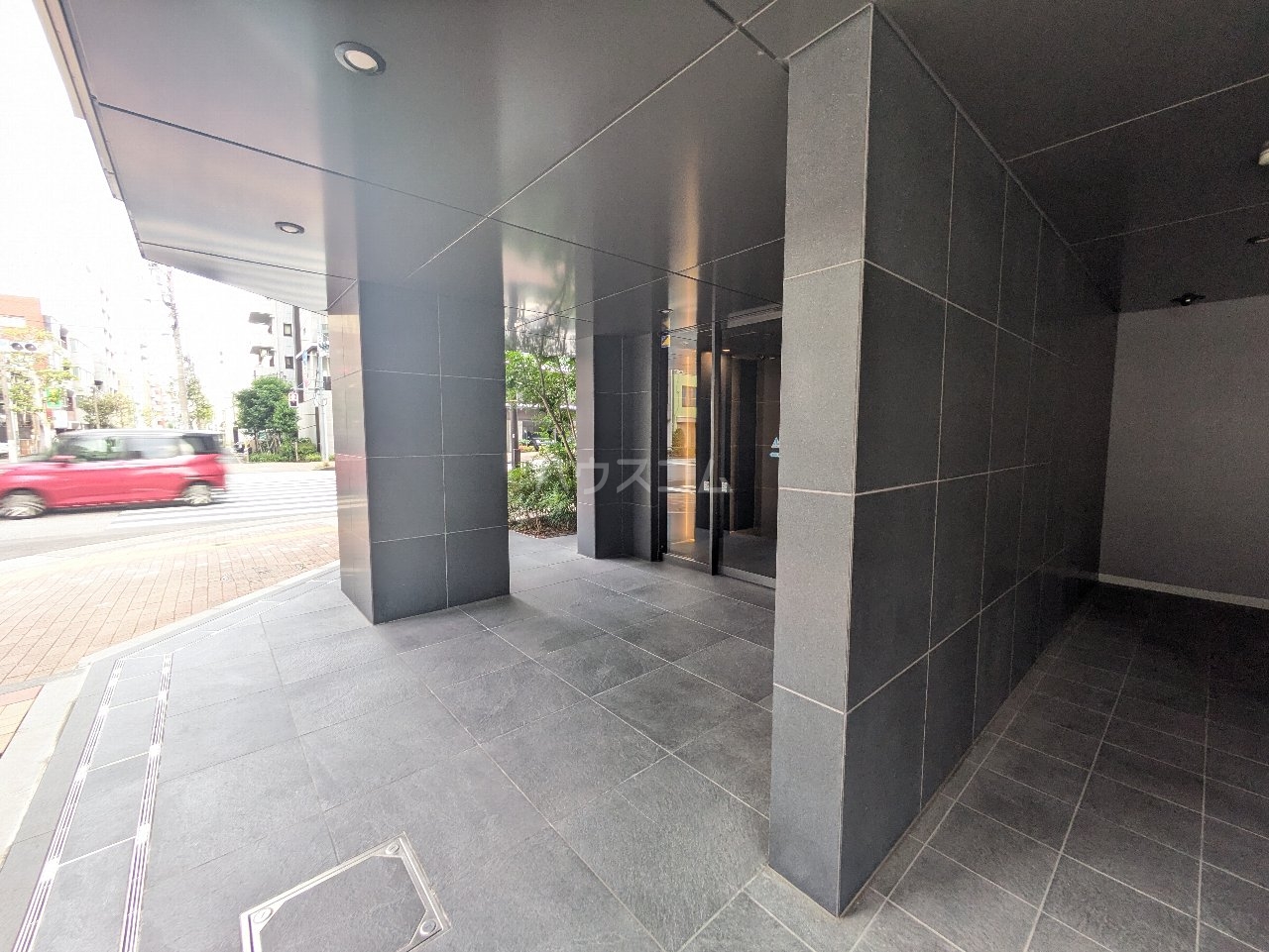 27/30 エントランス