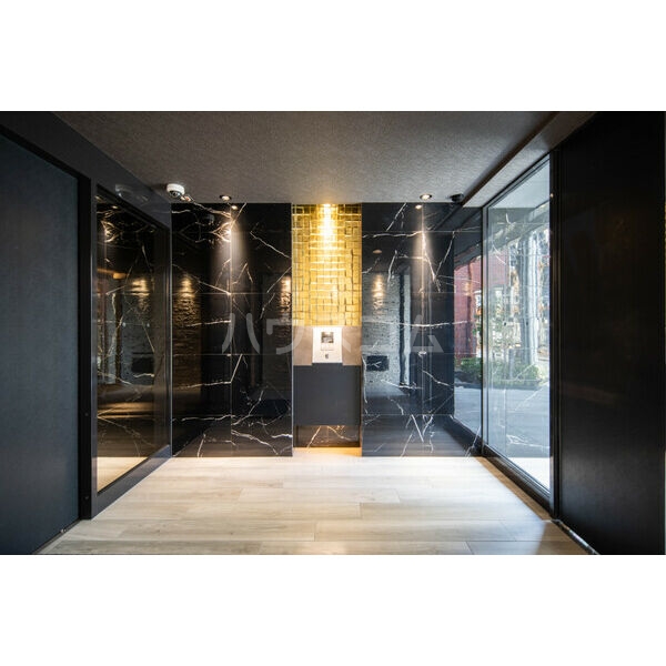 18/27 エントランス