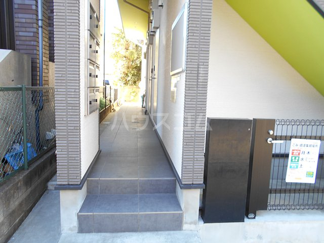 27/30 エントランス