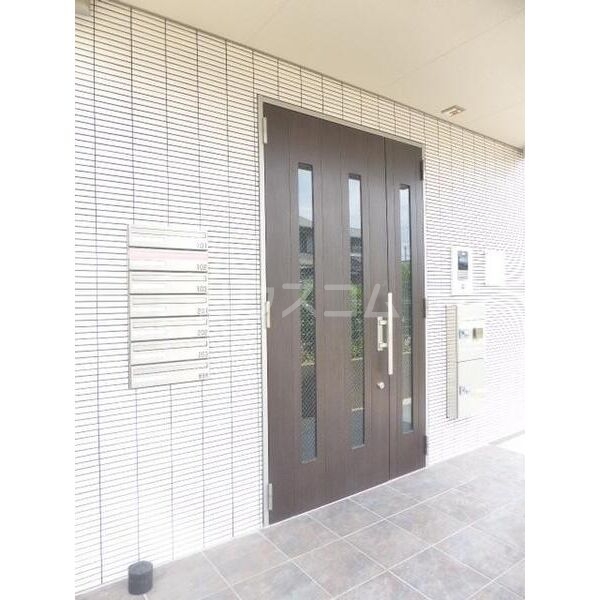 16/23 エントランス