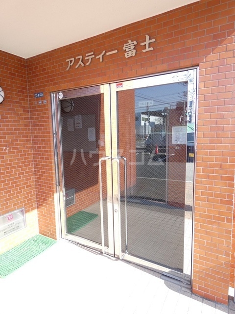 23/30 エントランス