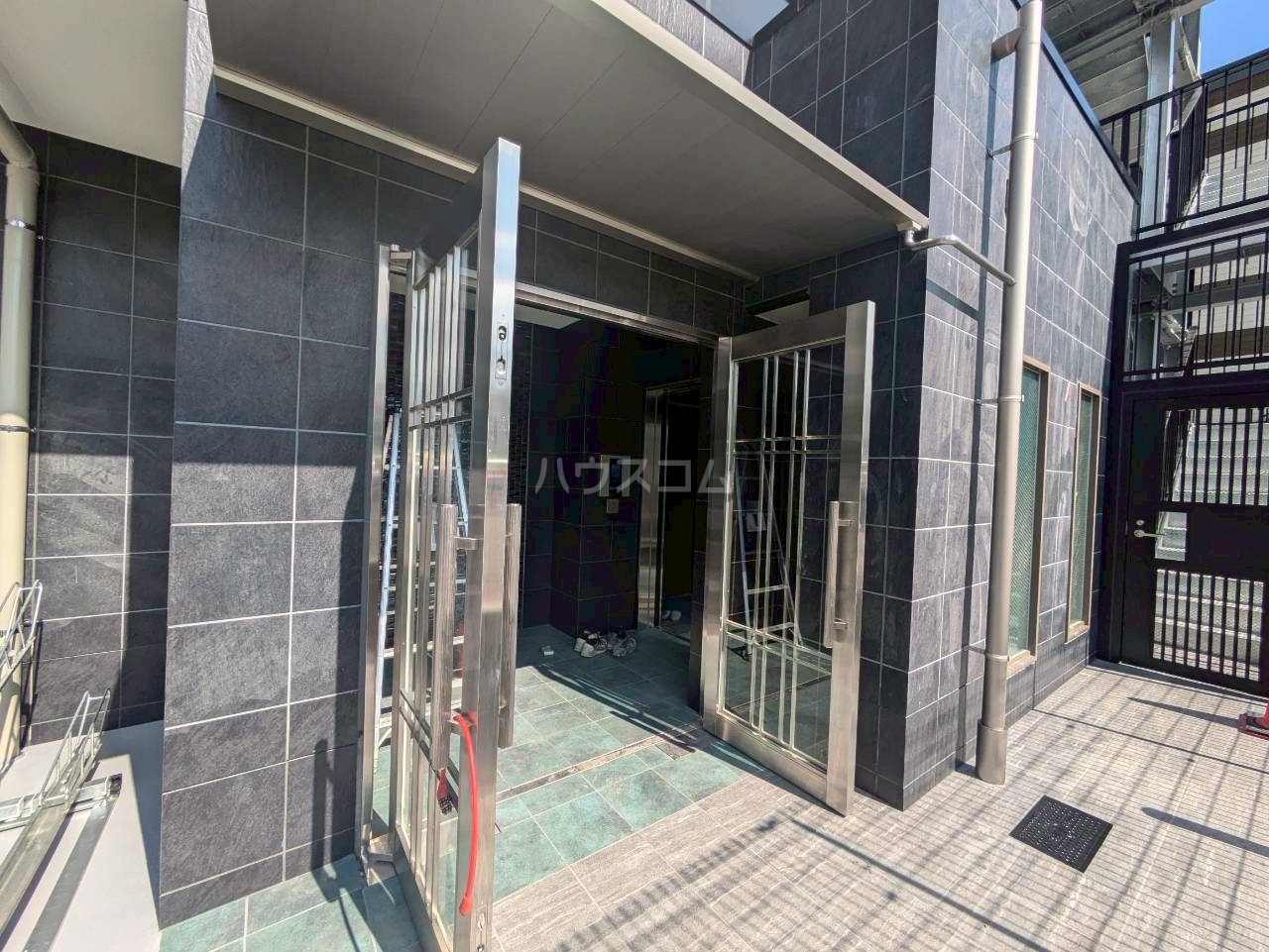 27/30 エントランス