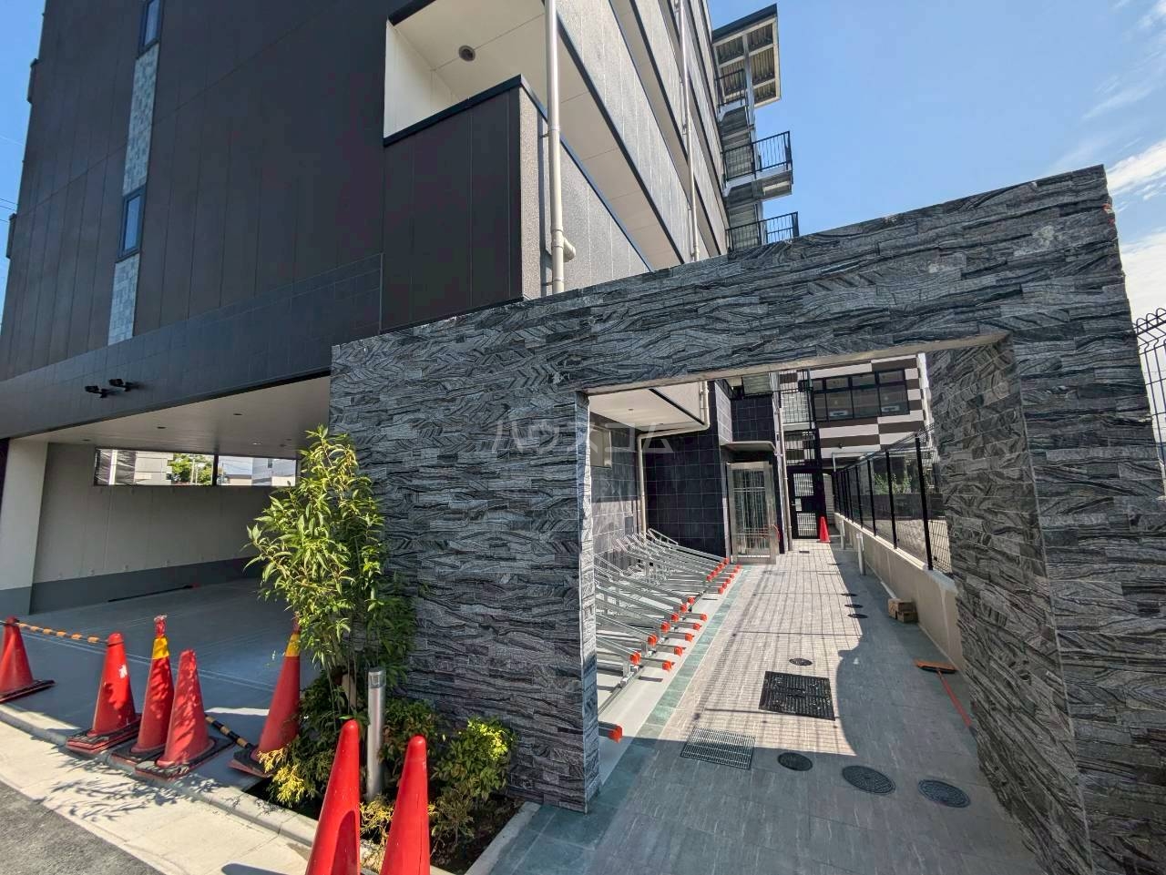 27/30 エントランス