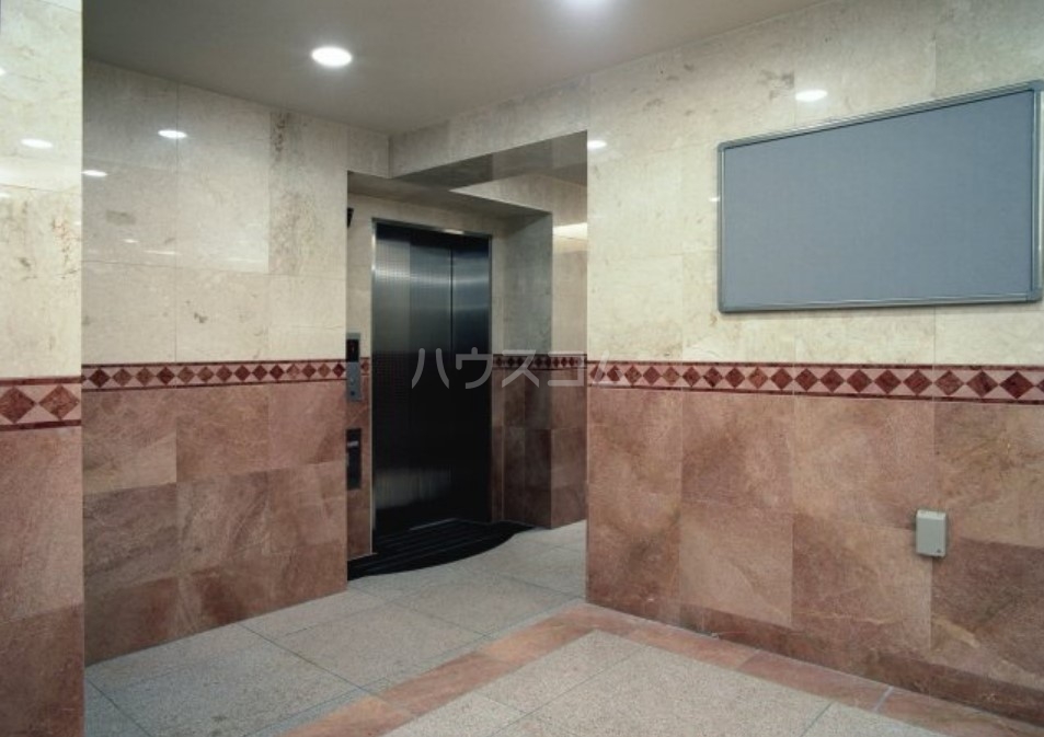 23/30 エントランス