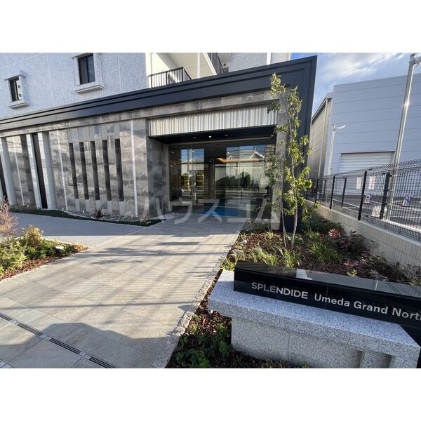 23/30 エントランス