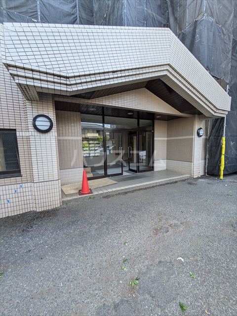 28/30 エントランス