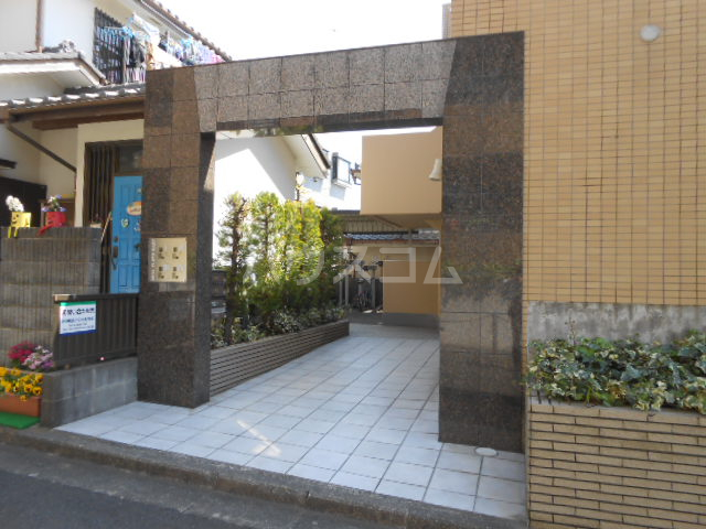 27/30 エントランス