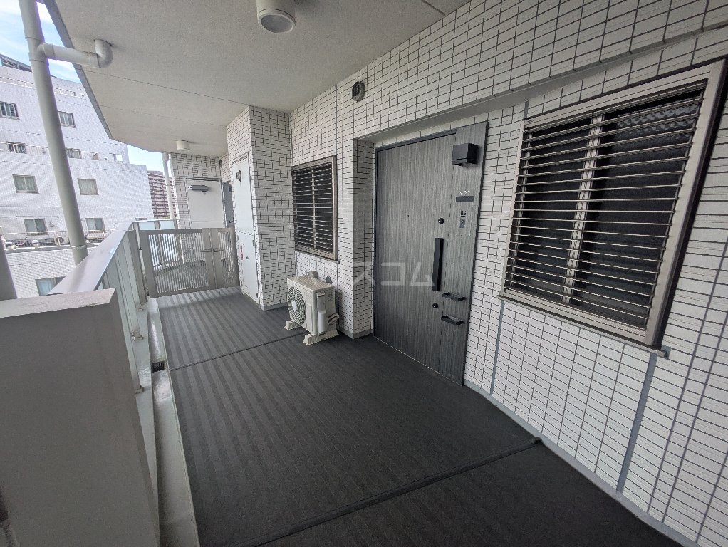 28/30 エントランス