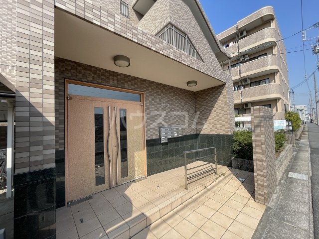 27/30 エントランス