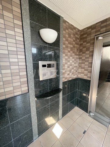 28/30 エントランス