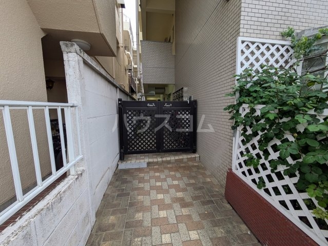 21/30 エントランス
