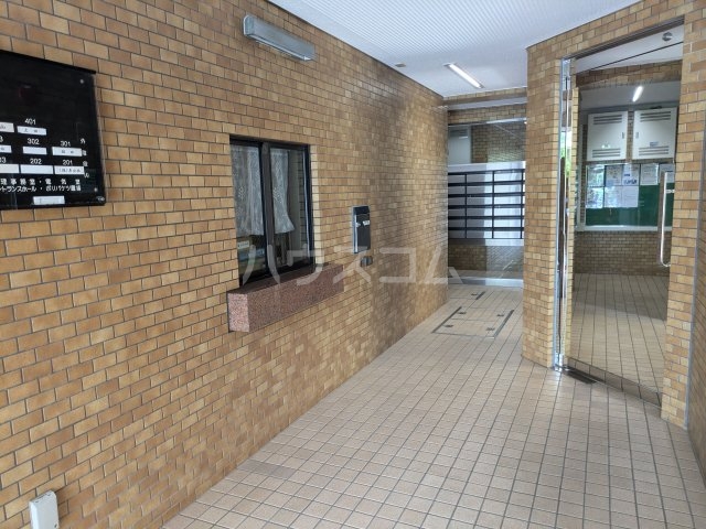 20/23 エントランス