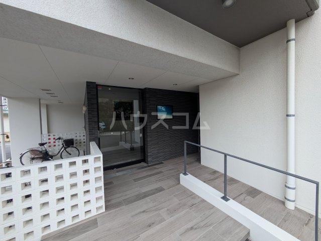 20/23 エントランス