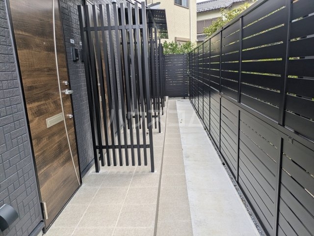 22/23 エントランス