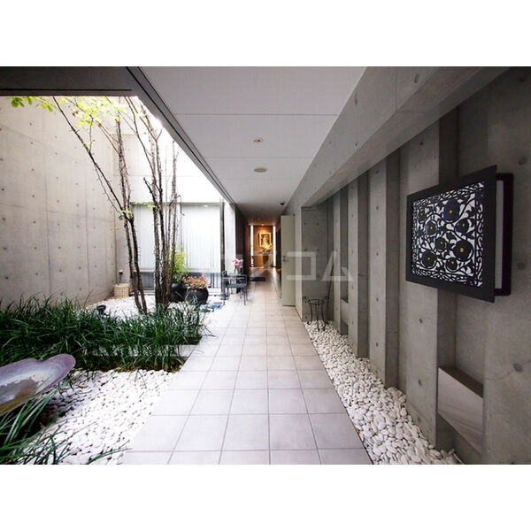 13/22 エントランス