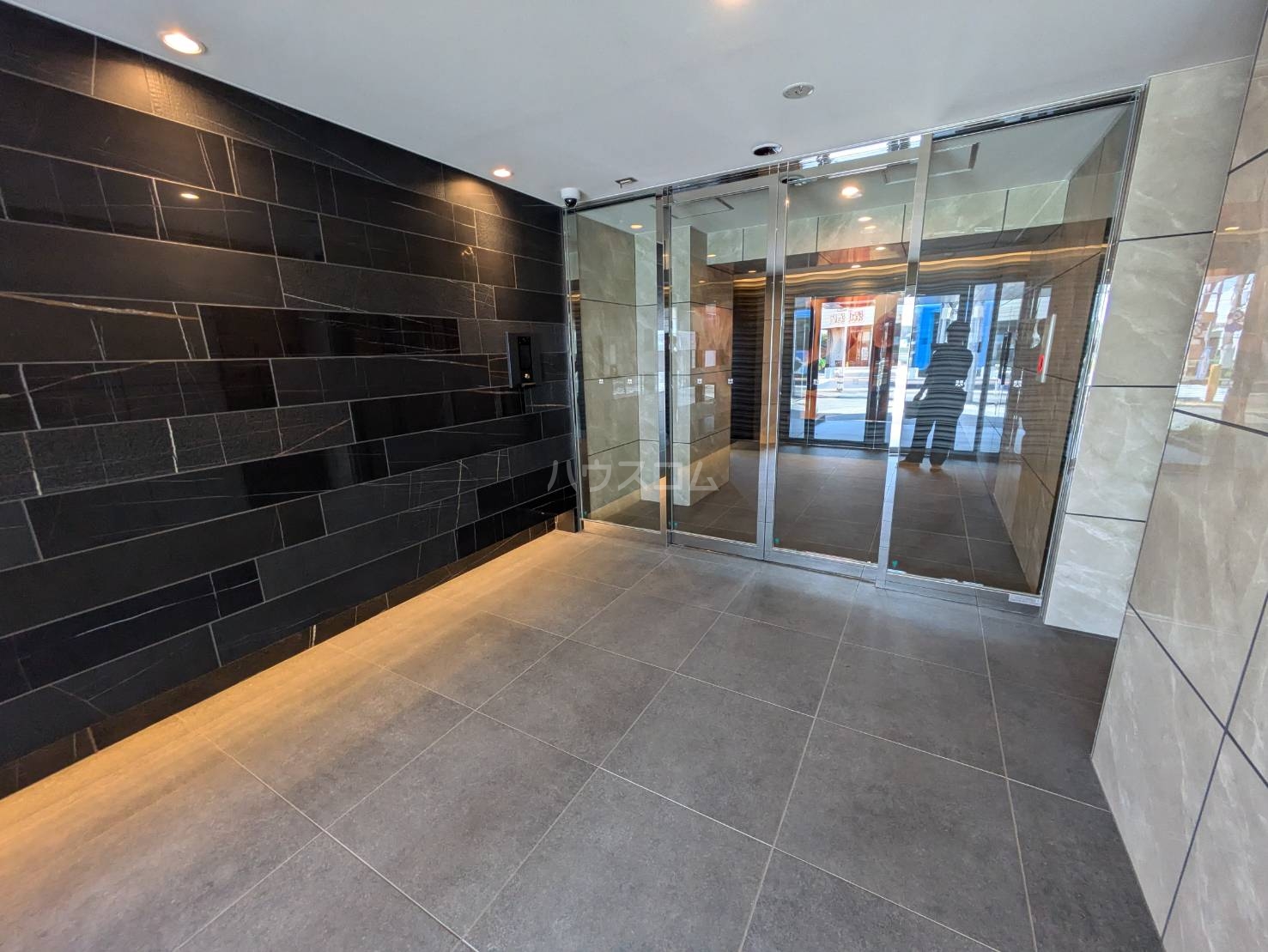 28/30 エントランス