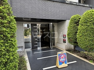 16/23 エントランス