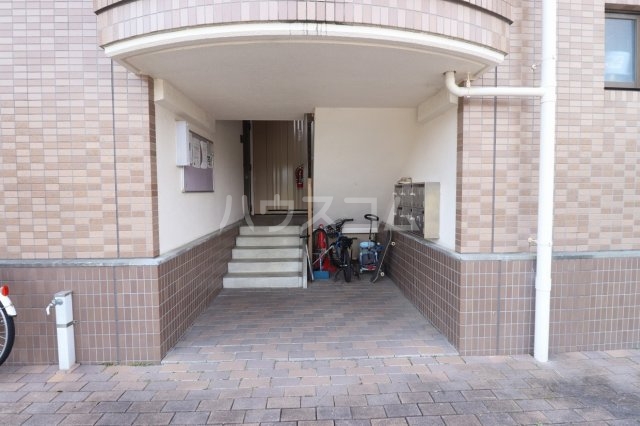 18/20 エントランス