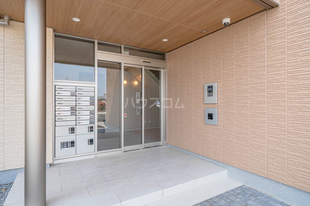 23/28 エントランス